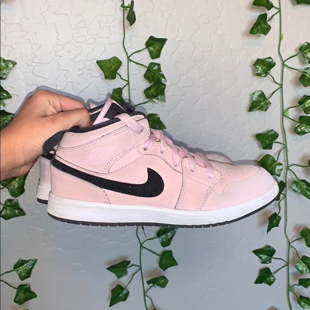 ☆Little girls mid pink Jordan 1’s☆